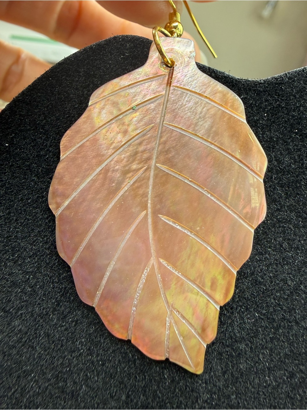 Iridescent Mother of Pearl Vintage Leaf-Shaped Dangle Drop Earrings from 70s/80s - Picture 8 of 11